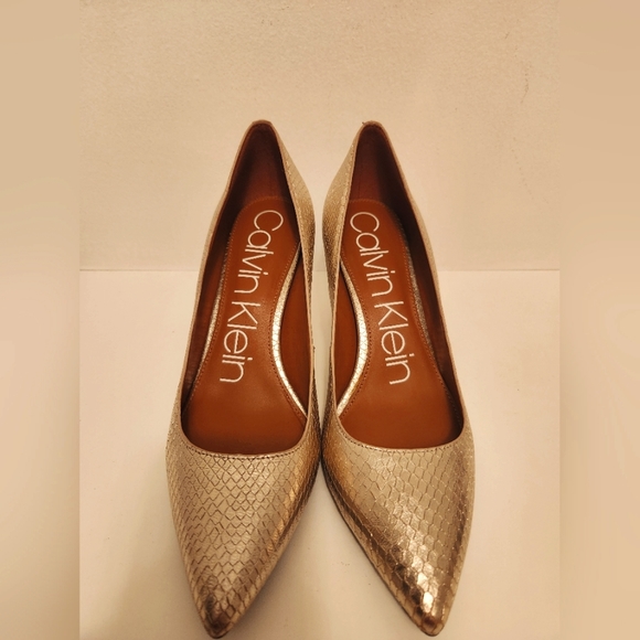 Women's shoes Calvin Klein  made of genuine leather in gold color. Size 7/1.2 - Picture 2 of 6